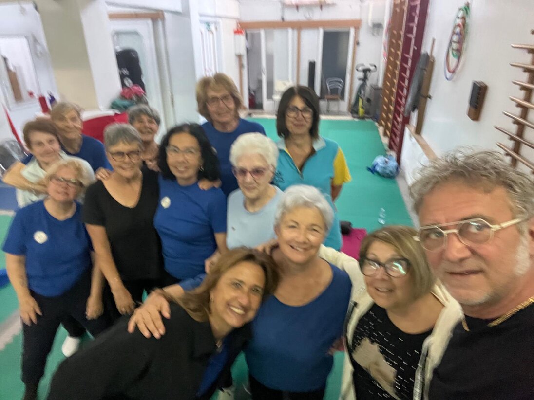 Gruppo di over 60 durante esercizi di equilibrio