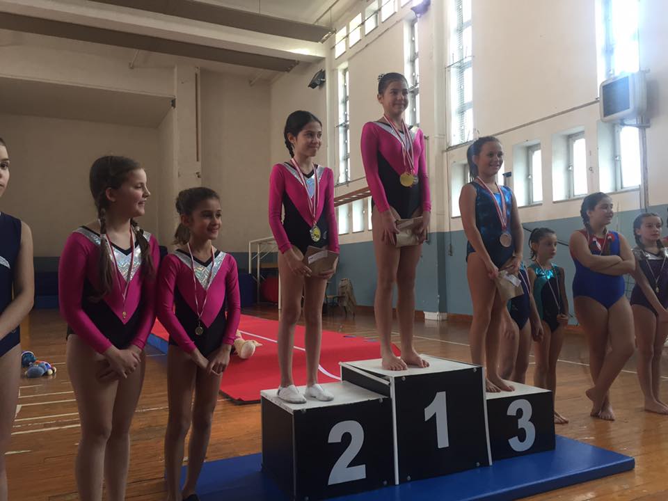 Bambini alla lezione base di ginnastica artistica